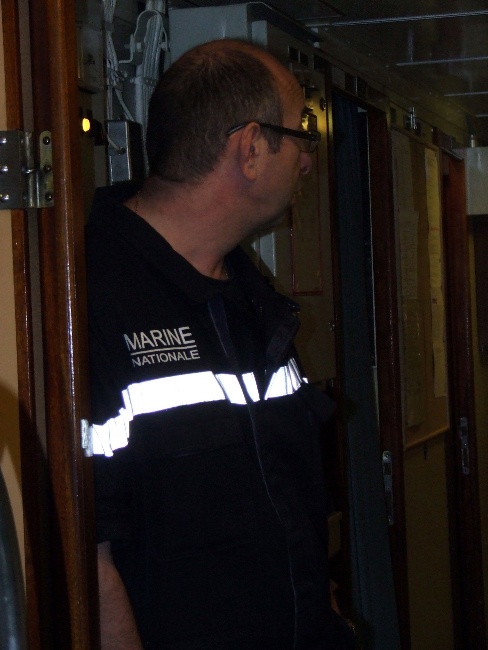 Le chef devant sa chambre