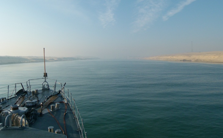 Le canal de Suez dans une partie désertique