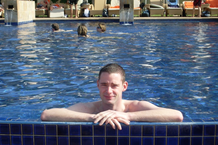 Repos dans la piscine du palace hôtel Kempinski
