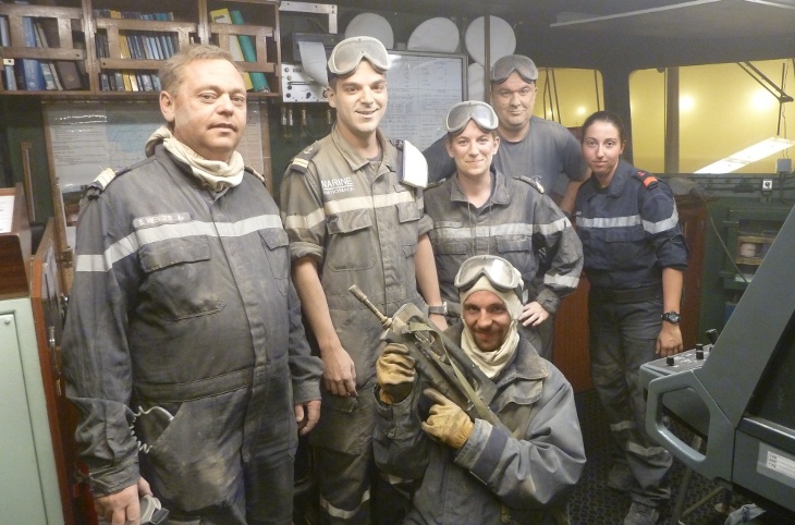 Equipe de service après une lutte contre la tempête de sable