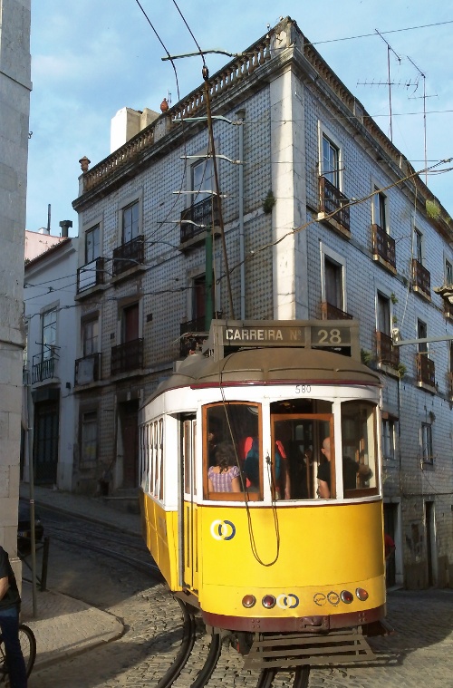 Tramway dans les rues de Lisbonne