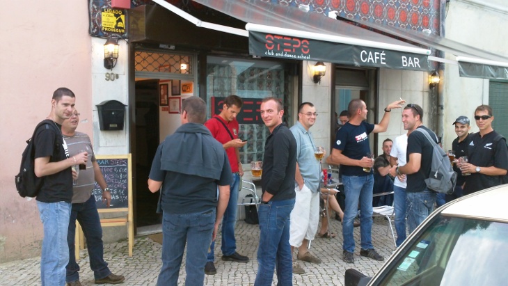 Apéro avant la sortie carré au restaurant à Lisbonne
