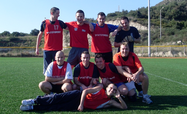 L'équipe de foot du CMT Croix du Sud à La Sude